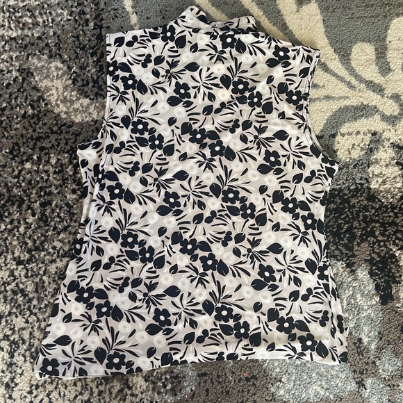 Anne Klein: (MEDIUM) Black and White Floral Blouse with Gold Button Detail - Picture 4 of 7